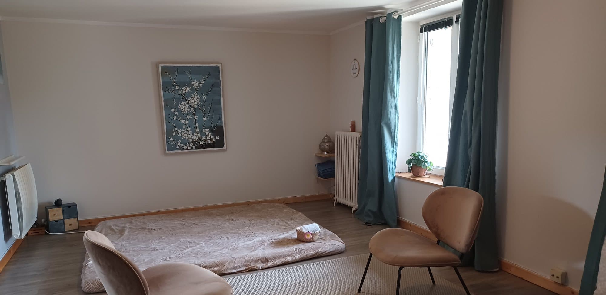 Salle de soin de Quiétude à Brest, futon au sol et fauteuils doux.