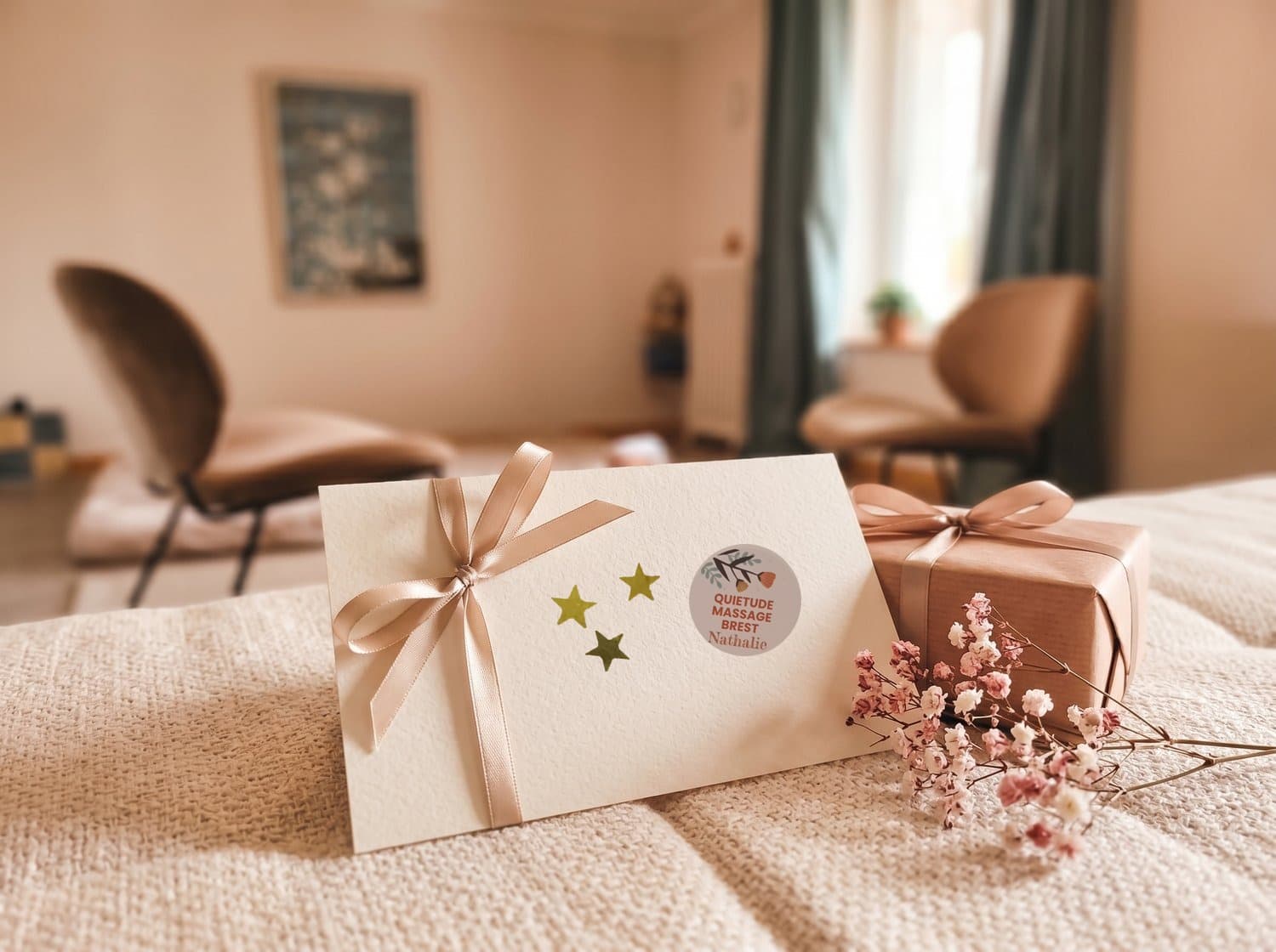 Bon cadeau Quiétude Massage, carte cadeau et présent posés sur le futon, à offrir.