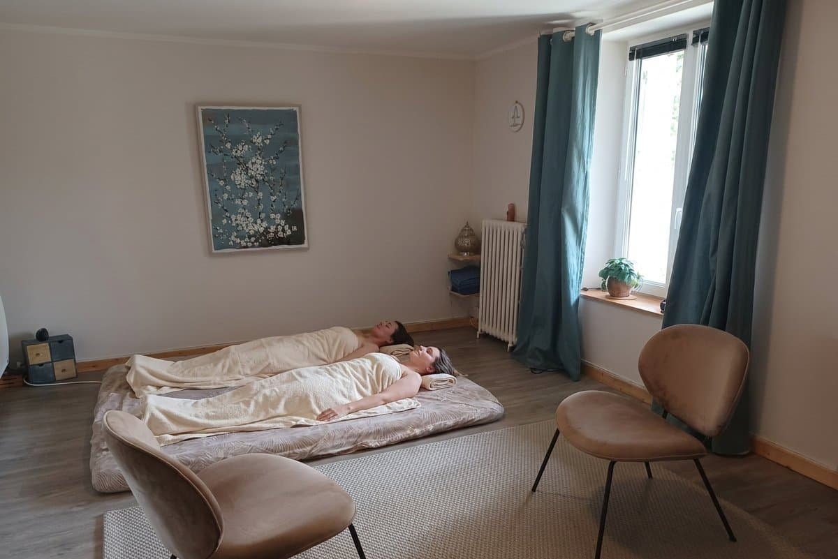 Massage en duo, deux personnes côte à côte sur le même futon, cabinet de Quiétude à Brest.